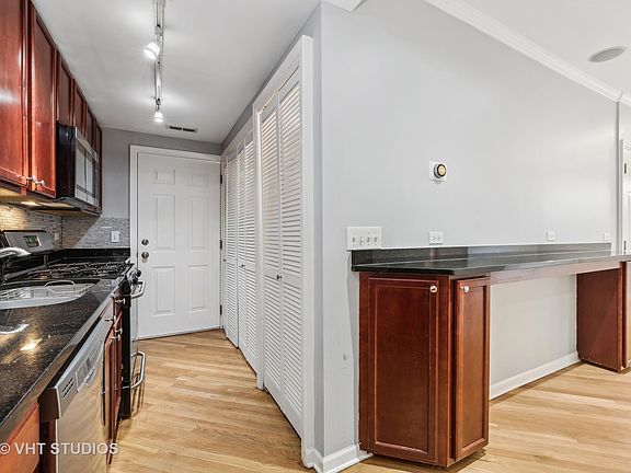 4th image of 2053 W Summerdale Ave APT 2S