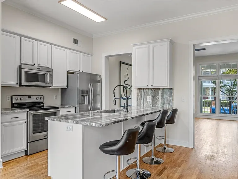 921 Harbor View Dr — Photo 4