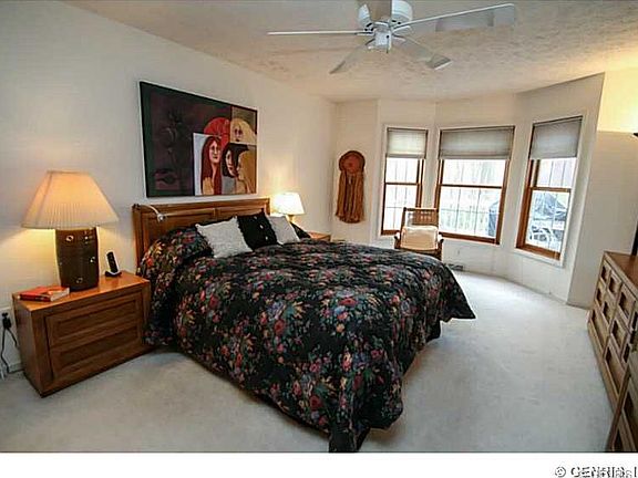 5th image of 27 Fairvale Dr