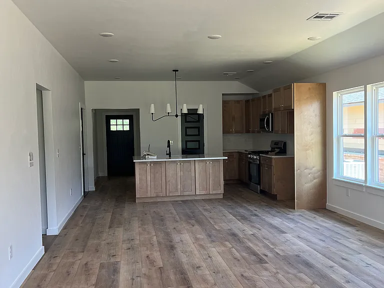 918 N Lewis St — Photo 4