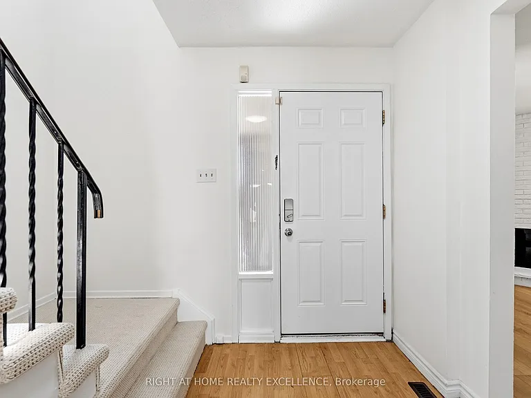 10 Banting Cres #UPPER — Photo 7