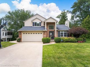 391 Cove View Dr, Waterford, MI 48327
