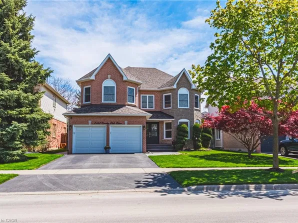 2162 Country Club Dr, Burlington, ON L7M 4B1