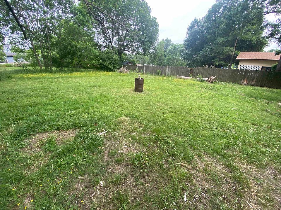 2nd image of 112 W Poplar St