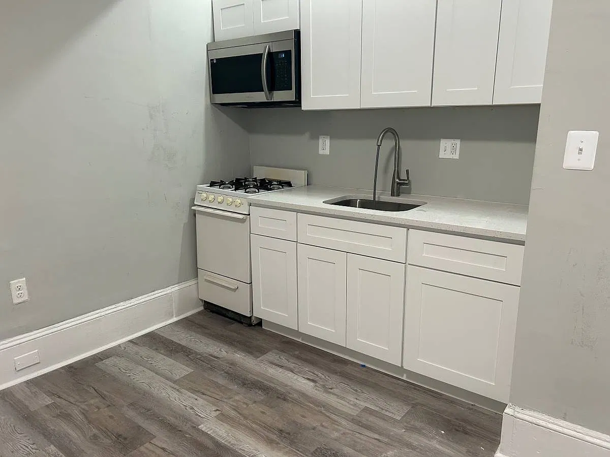 Studio, 350 sqft, $890 — Photo 2