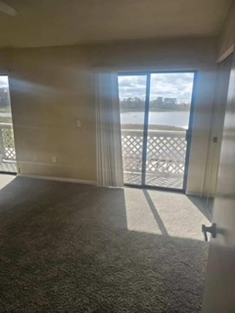 2 bed 2.5 bath Lake Front Townhouse - For Rent by Owner-Affordable move-in costs-No Application Fees — Photo 2