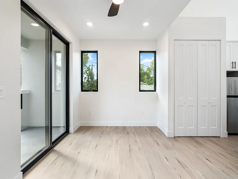 1113 Victorian Aly #1115 — Photo 10