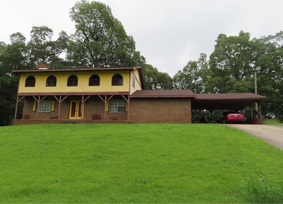 1st image of 210 Green Meadows Dr