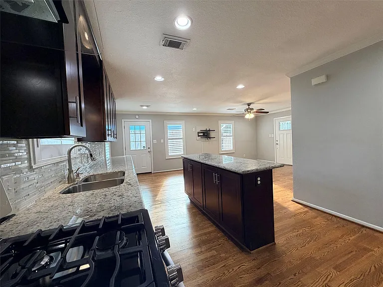 1631 Chantilly Ln — Photo 8