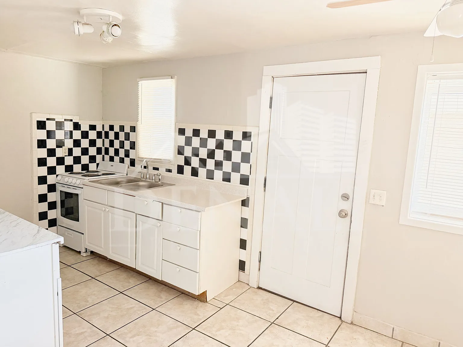 3 bed, 1.0 bath, 850 sqft, $1,295 — Photo 3