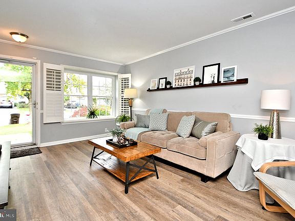 4th image of 32 Sequoia Dr