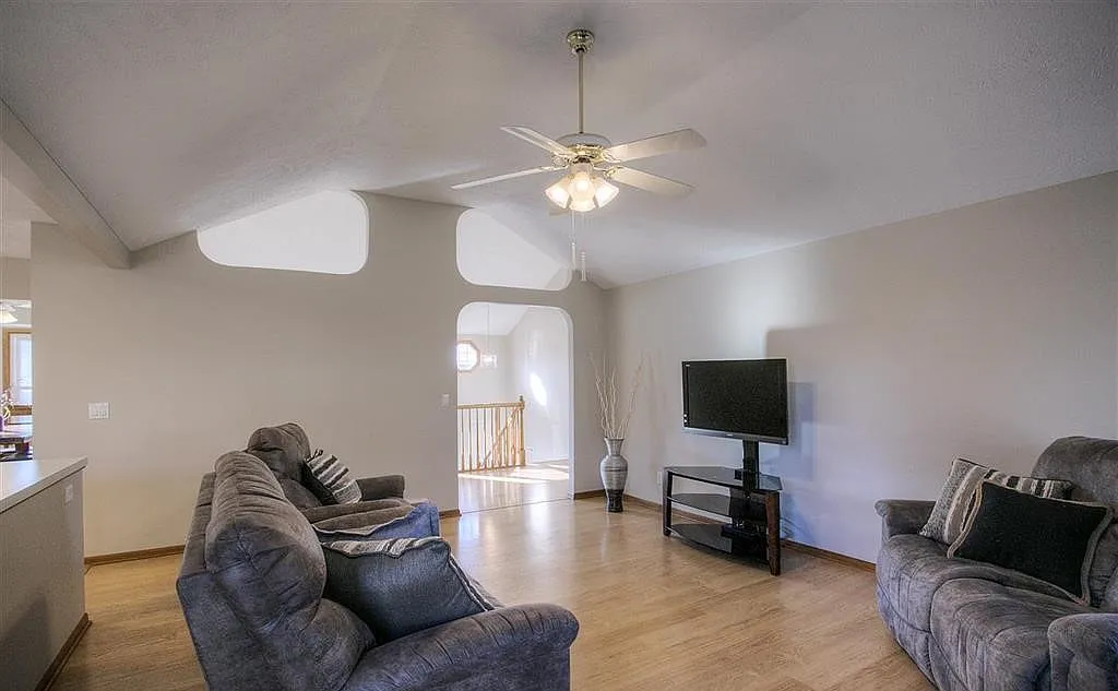 4 bed, 2292 sqft, $2,400 — Photo 3