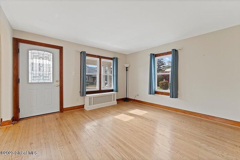 4th image of 8 Dover Drive