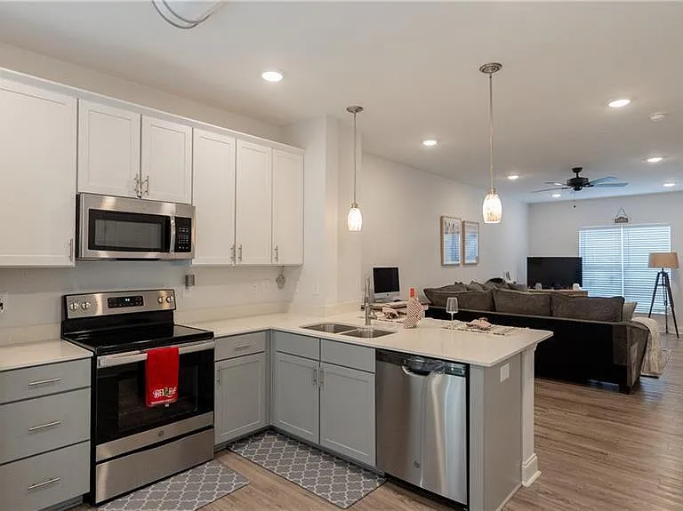 609 Riverside Dr — Photo 3