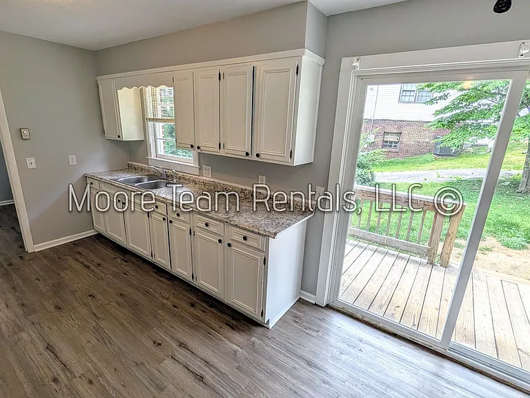 182 Ewart Dr — Photo 2