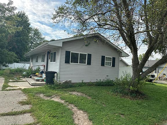 3rd image of 701 Daggett Dr