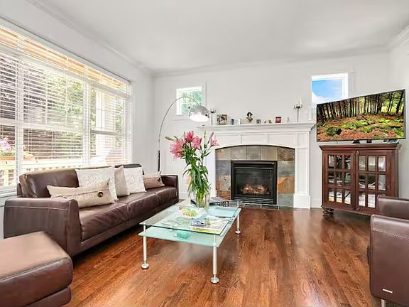 3rd image of 406 31st Ave E