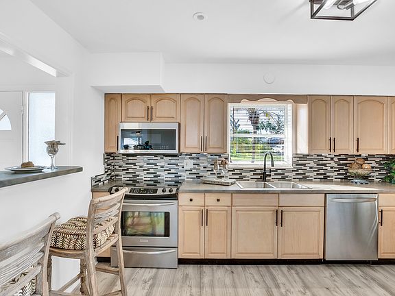 4th image of 611 Flamevine Ln