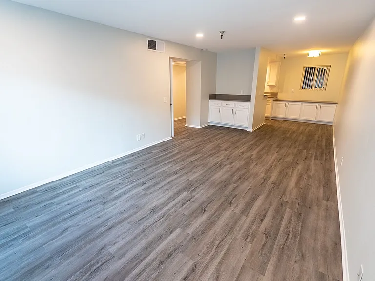110 S Sweetzer Ave — Photo 58