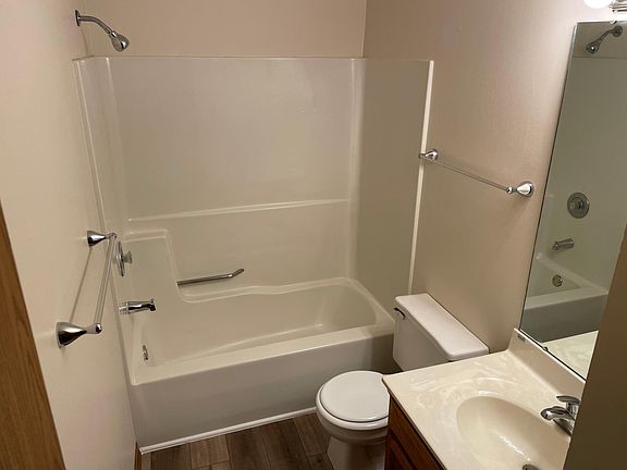 3rd image of 1535 Hawk Cir APT A