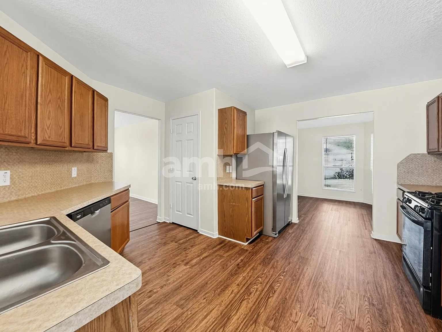 4 bed, 2.5 bath, 2301 sqft, $2,235 — Photo 3