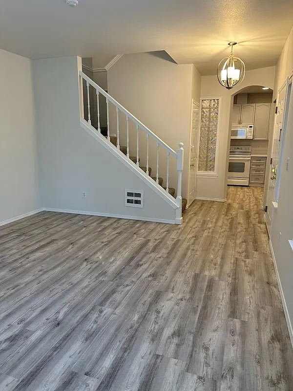 10909 Avondale Rd NE — Photo 2