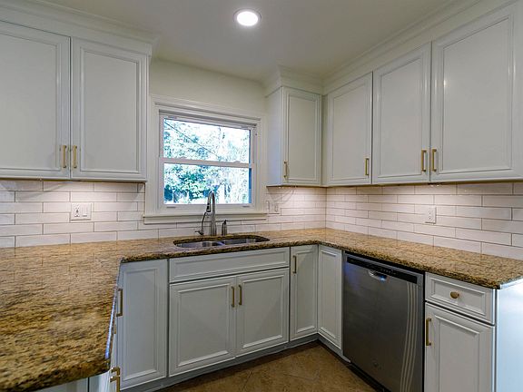 5th image of 2629 Greenmont Dr