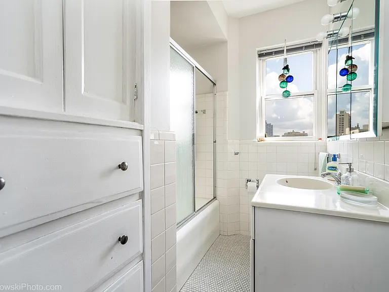 Second en suite bathroom, which is accessible from the hallway