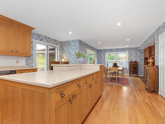 3rd image of 709 Scott Ave