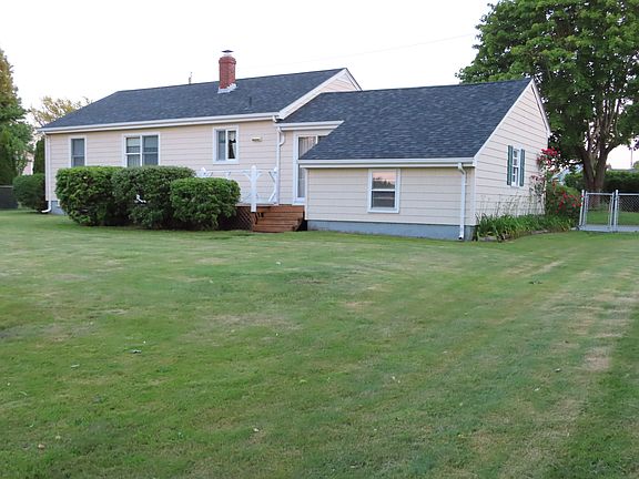 Back view. Large back yard.