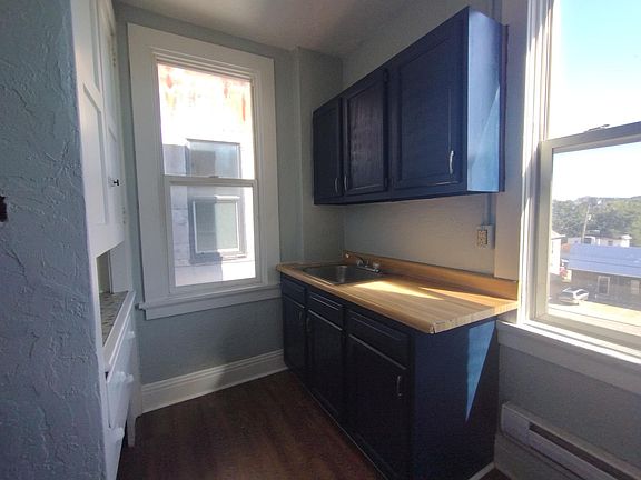 3rd image of 321 S Main St APT 6
