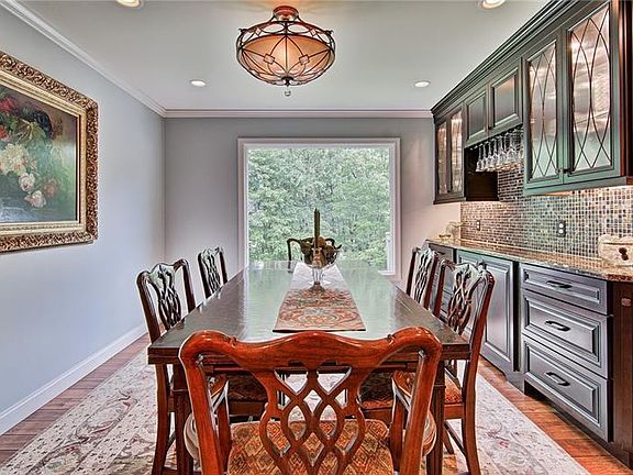 5th image of 710 Parkwood Ct