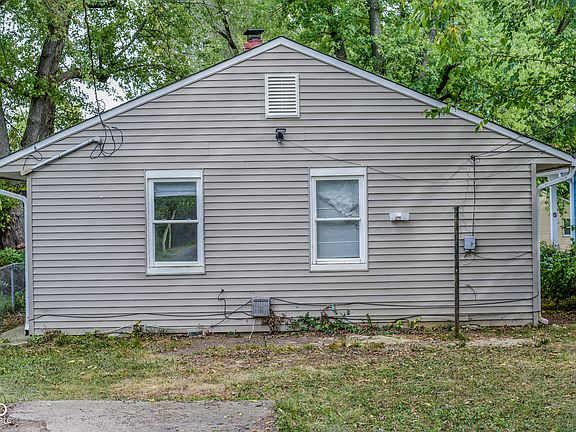 2nd image of 2942 N Dearborn St