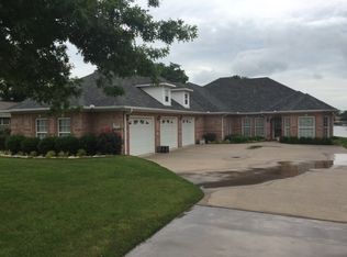 435 Kiowa Dr W, Lake Kiowa, TX 76240