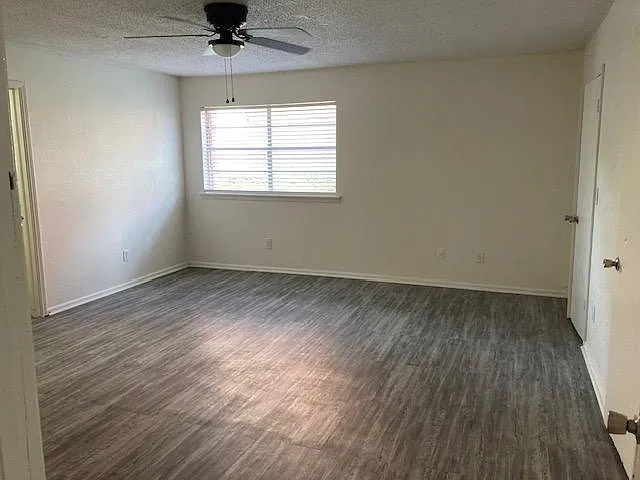 La Villa Elms & West Oaks Apartments — Photo 3
