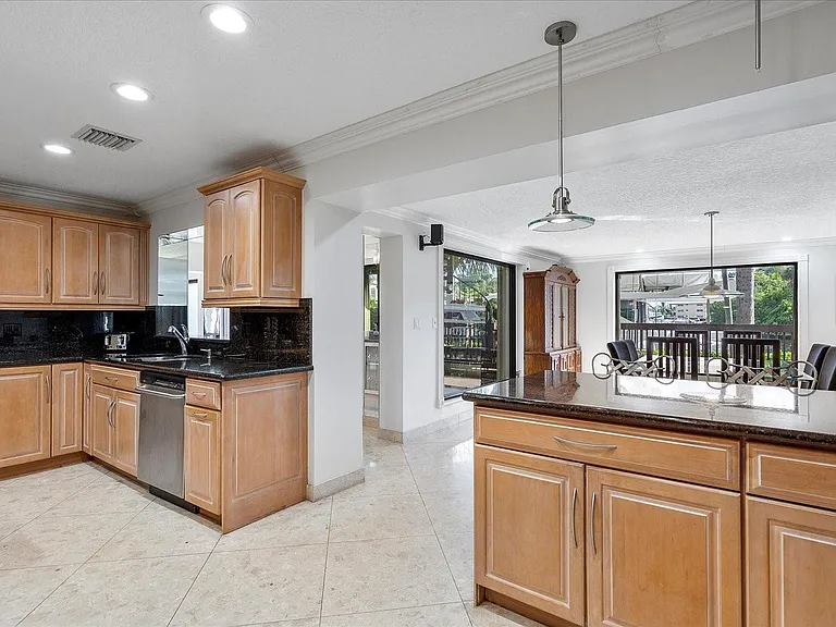 1240 SW 14th Ave — Photo 17