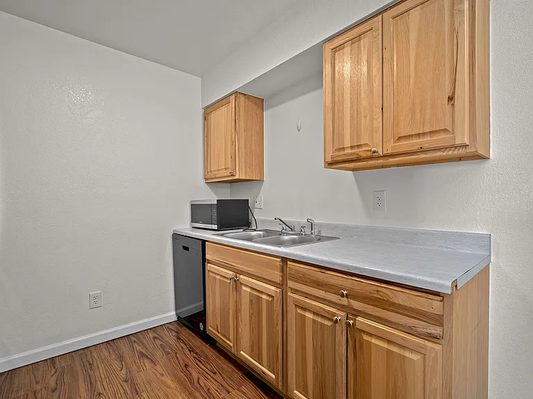 1535 Poplar Dr #10 — Photo 13