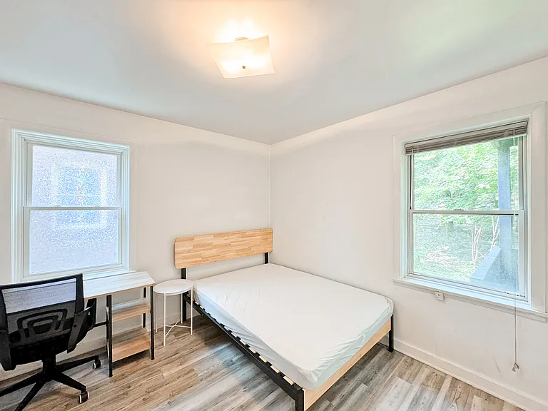 5737 Hobart St #3 — Photo 4