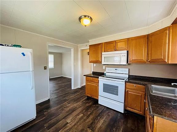 3rd image of 606 E 20th St