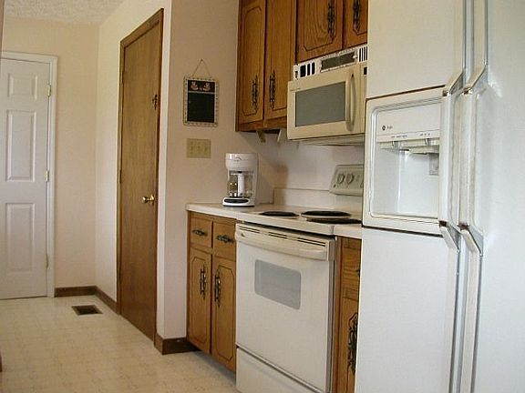 3rd image of 221 Mohawk Cir