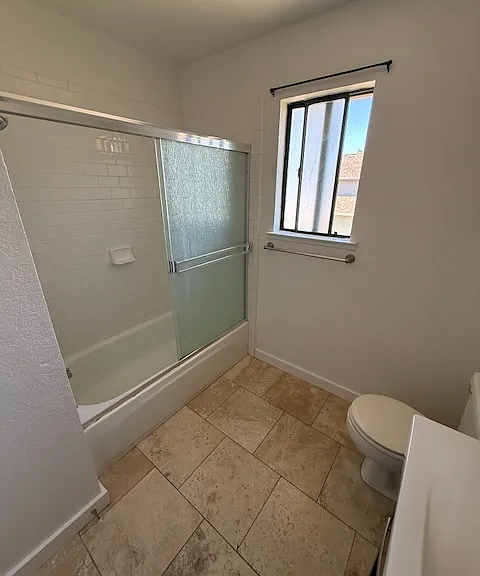 Second bathroom (2nd floor)
