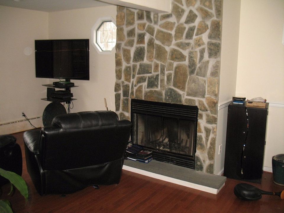 2nd image of 8 Roosevelt Ave S