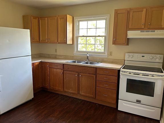 Kitchen (please note: no dishwasher)