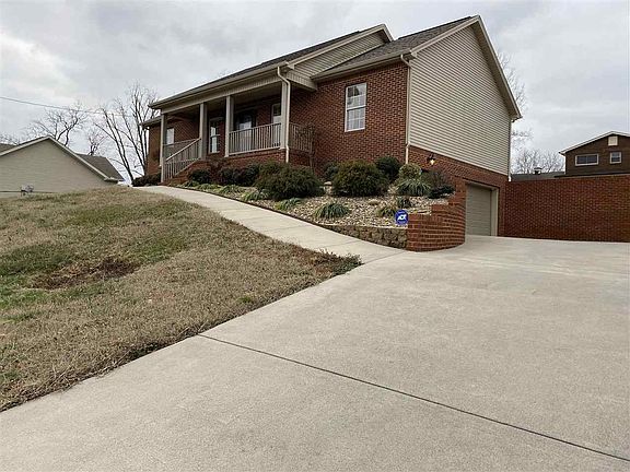 3rd image of 721 Ravenwood Dr