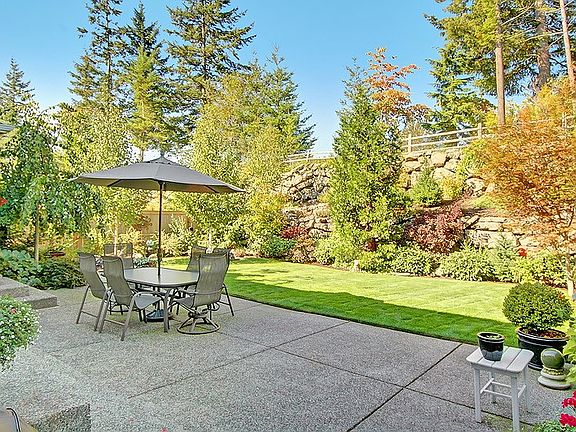 Private and fully fenced back yard