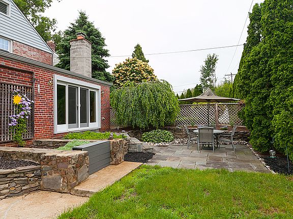 3rd image of 227 Oxford Hill Ln