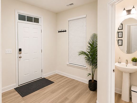 4th image of 1112 Sidney Creek Dr