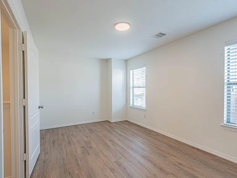 8117 Silverton Creek Ln — Photo 14