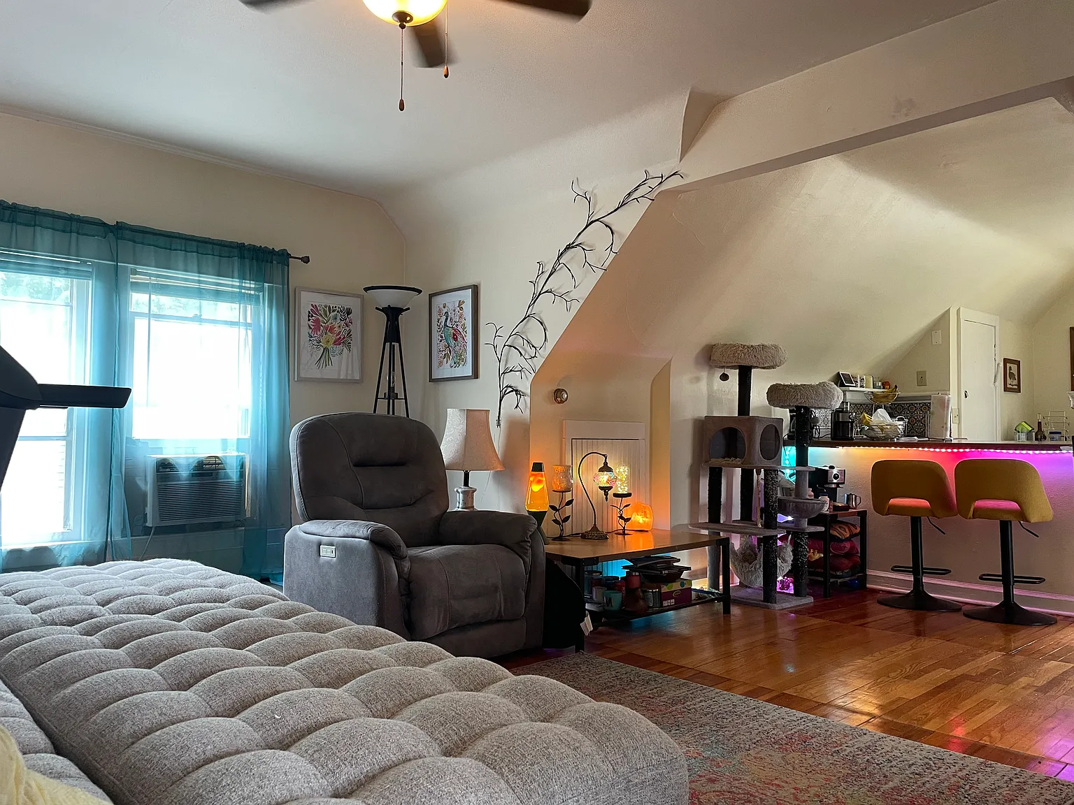 2 bed, 899 sqft, $1,910 — Photo 2