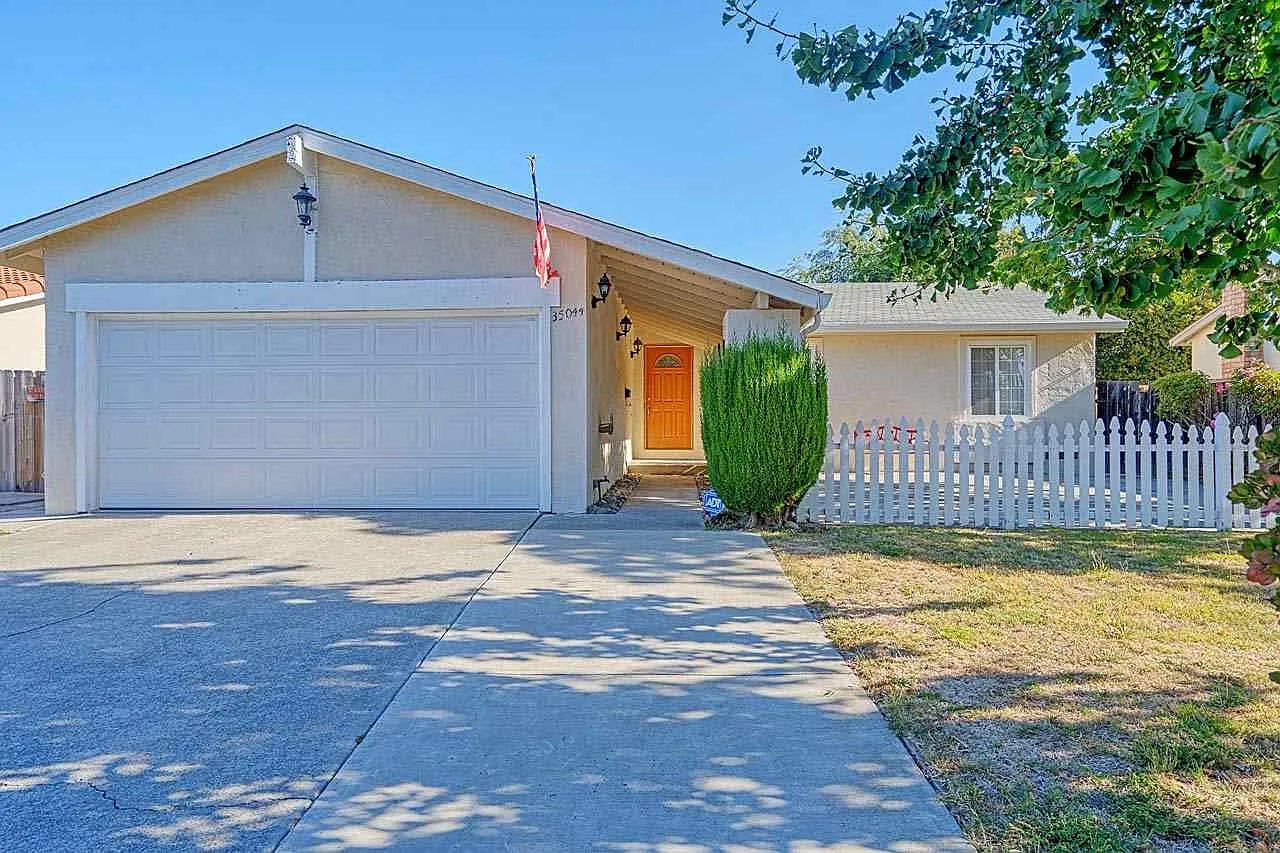 35044 Hollyhock St photo 1